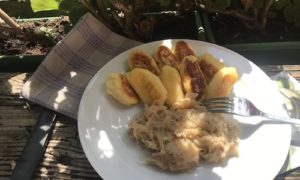 Erdäpfelpaunzen mit Sauerkraut
