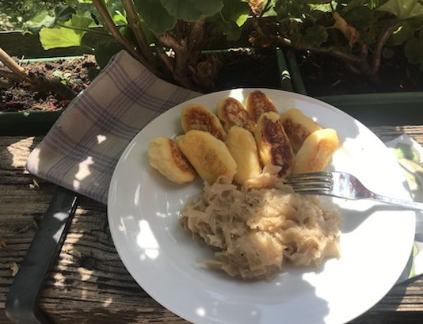 Erdäpfelpaunzen mit Sauerkraut