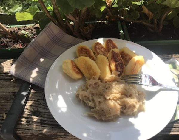 Erdäpfelpaunzen mit Sauerkraut